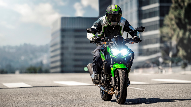 Kawasaki Z400: Ο Ninja βγαίνει από τα ρούχα του Kawasaki Z400: Ο Ninja βγαίνει από τα ρούχα του