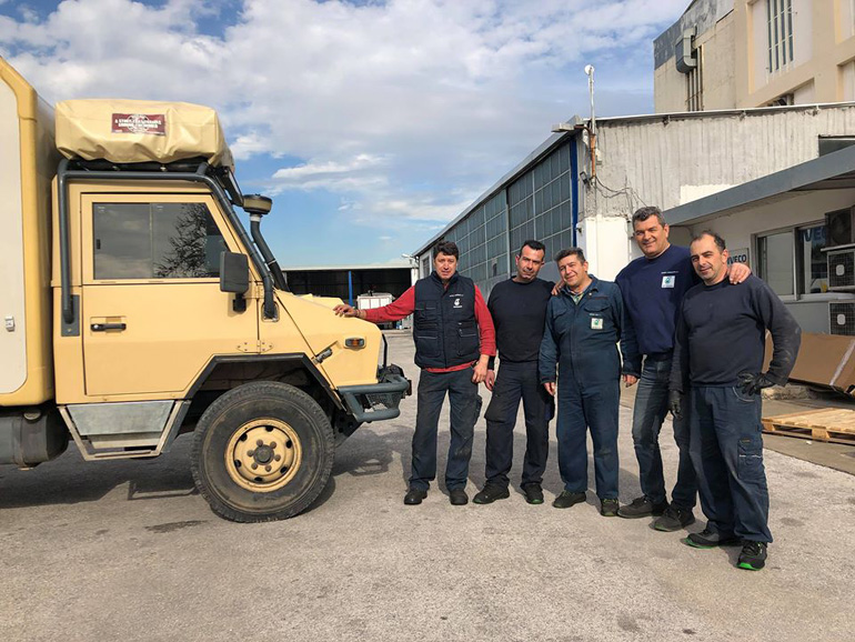 Η τεχνική ομάδα της Iveco Greece Παύλος Ι. Κοντέλλης ΑΒΕΕ που περιποιήθηκε το όχημα του Άκη Τεμπερίδη