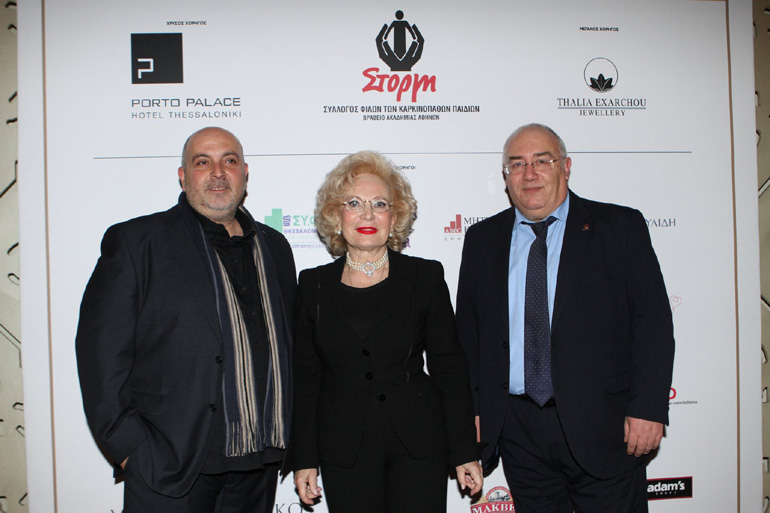 Από αριστερά: Χρήστος Κουμαντζίας, Τίμη Μπακατσέλου (πρόεδρος του συλλόγου ΣΤΟΡΓΗ) και Γιώργος Τζιβανόπουλος 