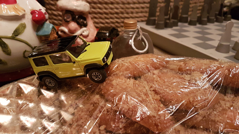 Η φαντασία ενός μικρού παιδιού. Όταν βλέπει τα μελομακάρονα σαν πίστα 4x4 για να παίξει με το… Suzuki Jimny