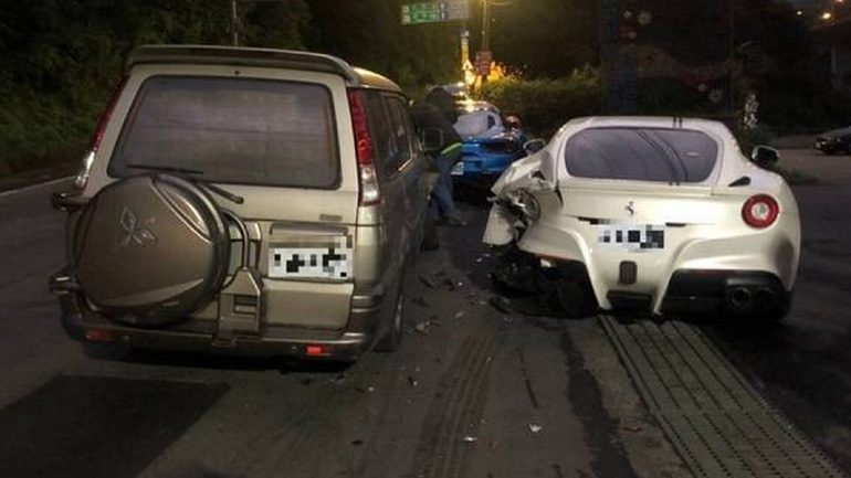 Νεαρός τράκαρε τέσσερις Ferrari!