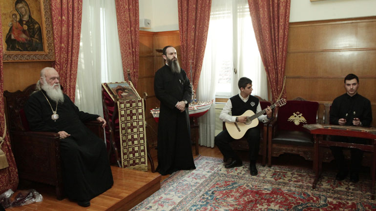 Χριστουγεννιάτικα κάλαντα στον Αρχιεπίσκοπο Ιερώνυμο