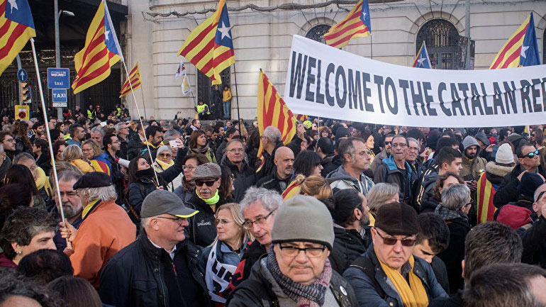 Συλλήψεις και τραυματίες σε διαδηλώσεις με αφορμή τη συνεδρίαση του υπουργικού συμβουλίου στη Βαρκελώνη
