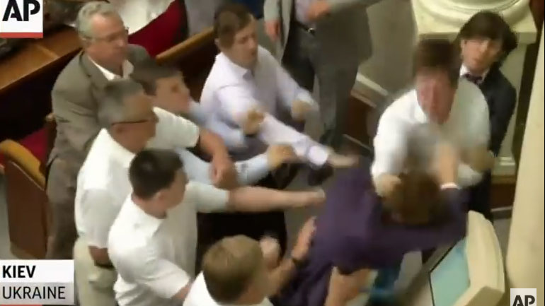 Άγριο ξύλο στη βουλή της Ουκρανίας, με τις γροθιές να πέφτουν βροχή