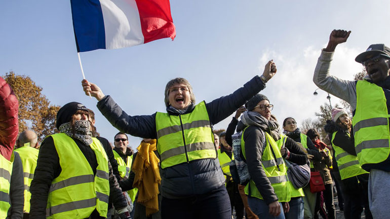 Γαλλία: Εγκρίθηκαν από το κοινοβούλιο τα οικονομικά μέτρα για την αντιμετώπιση της κρίσης των «κίτρινων γιλέκων»