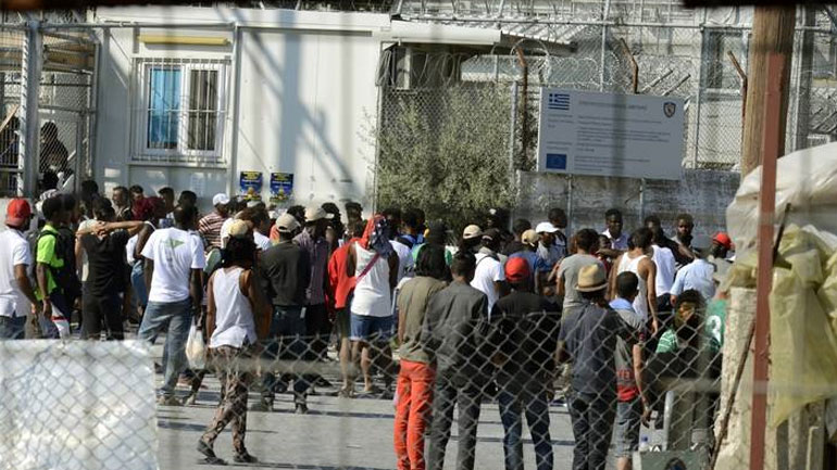 Παραμένουν υπεράριθμοι οι πρόσφυγες που διαμένουν στις δομές φιλοξενίας