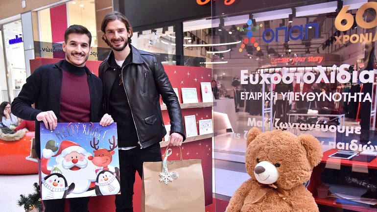 Οι παίκτες της ΠΑΕ ΑΕΚ επιλέγουν Ευχοστολίδια και κάνουν «μαγικά» με τη μπάλα για να εκπληρώσουν παιδικές ευχές