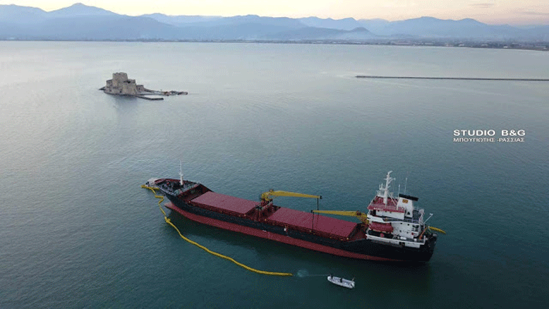 Πλωτό φράγμα τοποθετήθηκε στο πλοίο που προσάραξε στο Ναύπλιο