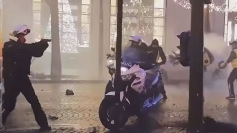 Παρίσι: Αστυνομικός σήκωσε όπλο προς τα «κίτρινα γιλέκα»