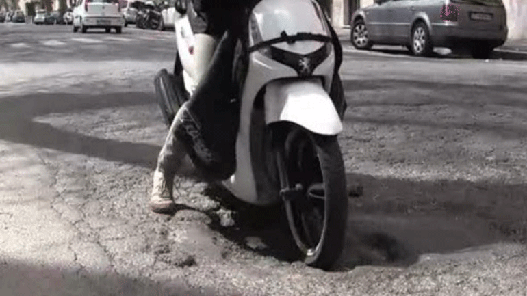 Ιταλία: Ο στρατός θα βοηθήσει να κλείσουν οι λακκούβες στους δρόμους της Ρώμης