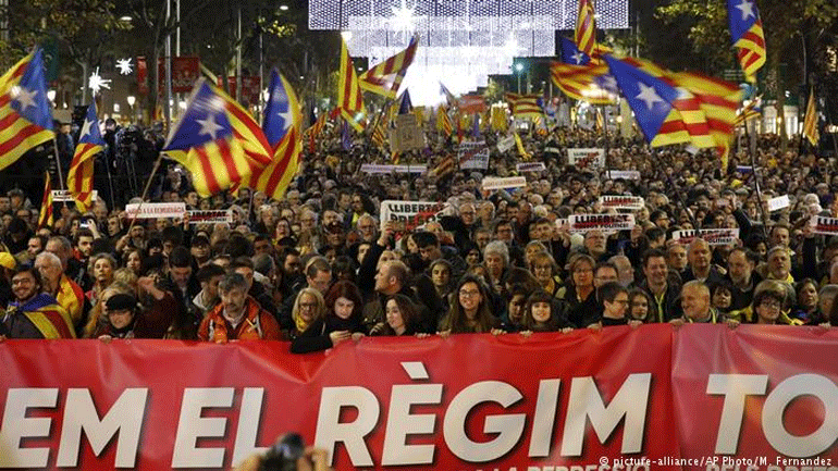 Στους δρόμους κατέβηκαν για μια ακόμα φορά δεκάδες χιλιάδες Καταλανοί