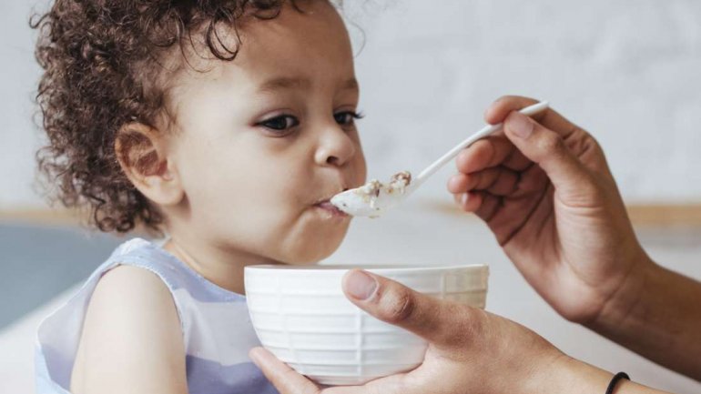 Το γάλα με δημητριακά στα μωρά συνδέεται με παραπανίσια κιλά αργότερα