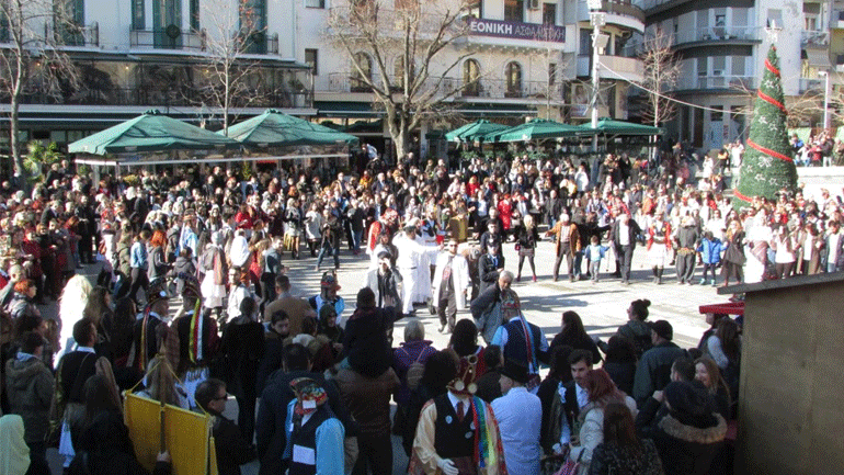 Κοζάνη: Ξεσήκωσαν το κέντρο της πόλης οι «Μωμόγεροι»