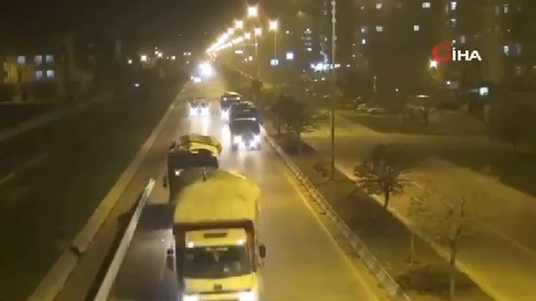 Βίντεο με τουρκικά στρατιωτικά κομβόι στα σύνορα με τη Συρία