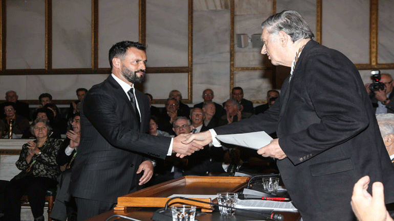 Βραβεύτηκε από την Ακαδημία Αθηνών ο οδηγός ταξί που έσωσε ανάπηρη τουρίστρια