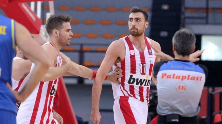 Ο Μιλουτίνοφ έγινε έξαλλος και ξέσπασε σε διαφημιστική πινακίδα