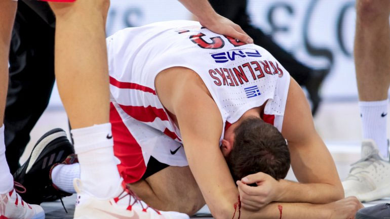 Ολυμπιακός: Χτύπησε και εγκατέλειψε τον αγώνα με το Περιστέρι ο Στρέλνιεκς