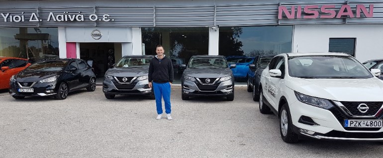 O Δημήτρης Λαινάς έξω από την αντιπροσωπεία της Nissan στην Πρέβεζα