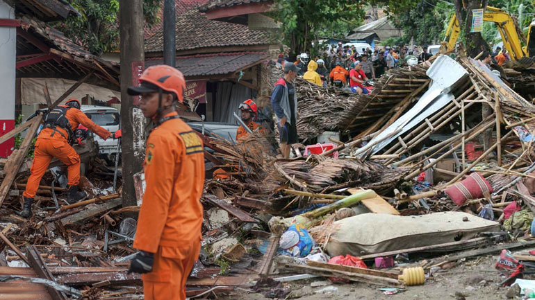 “Έτρεχα για να σωθώ από τα τεράστια κύματα”