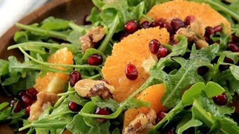 Χριστουγεννιάτικη σαλάτα με ρόδι και σέσκουλα