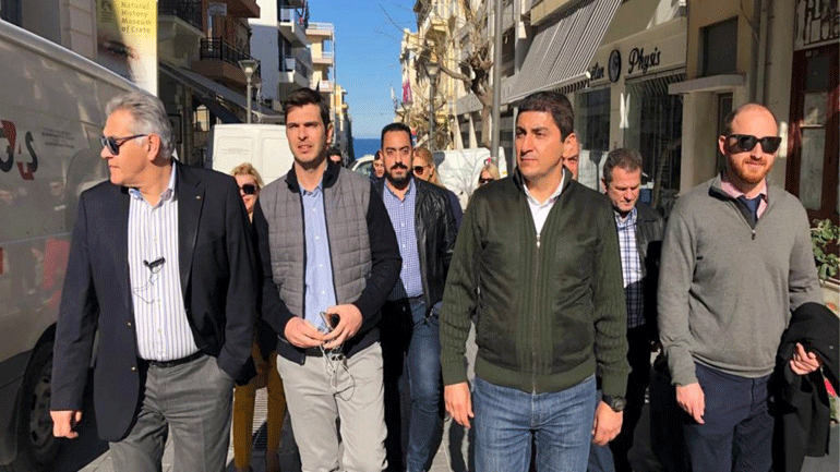 Παραδοσιακά κάλαντα και βόλτα στο Ηράκλειο για τον Λευτέρη Αυγενάκη