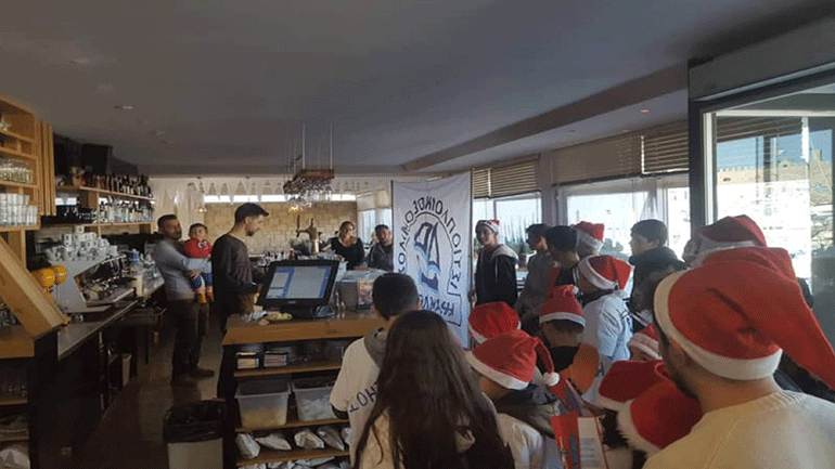 Οι μικροί ιστιοπλόοι του Ηρακλείου τραγούδησαν τα κάλαντα σε όλη την πόλη