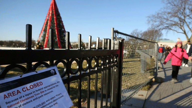 Μακριά από τα χριστουγεννιάτικα δέντρα της Ουάσινγκτον, Αμερικανοί και τουρίστες  λόγω shutdown