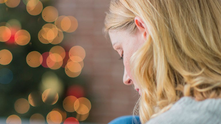 Γιατί παθαίνουμε κατάθλιψη τις γιορτές;