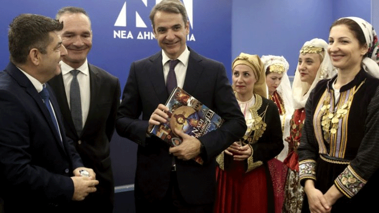 Τα χριστουγεννιάτικα κάλαντα έψαλαν και φέτος στον Κυριάκο Μητσοτάκη