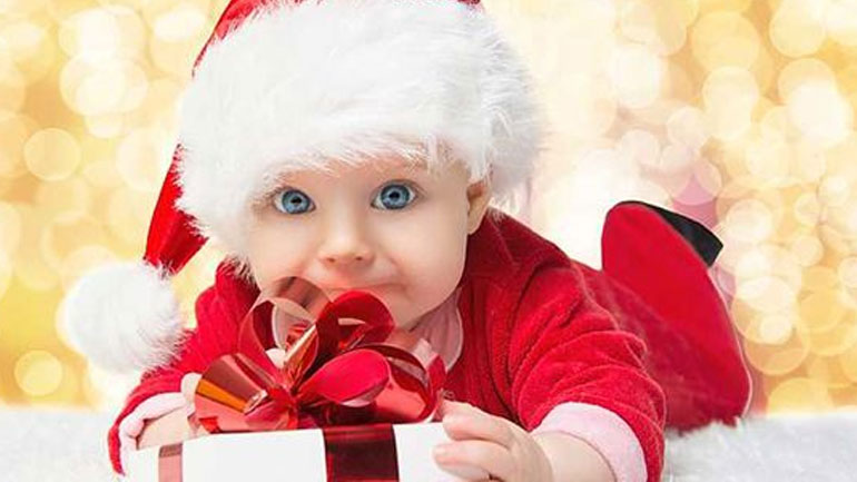 Πρώτα Χριστούγεννα με το μωρό: Tι μπορείτε να κάνετε για να σας μείνουν αξέχαστα