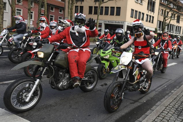 Γερμανία: Μοτοσικλετιστές ντυμένοι Άι Βασίληδες γιόρτασαν τα Χριστούγεννα!