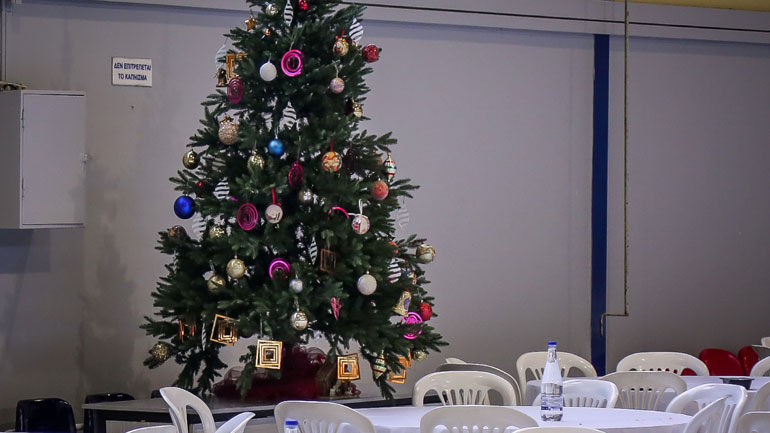 Χριστουγεννιάτικο τραπέζι αγάπης για άστεγους και άπορους δημότες της Αθήνας