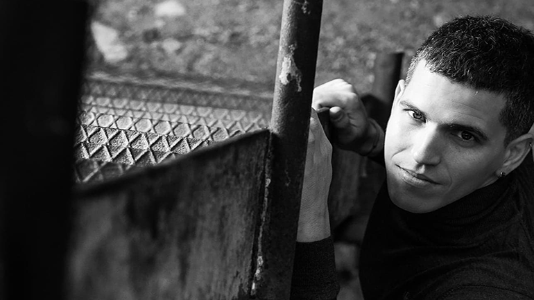 Ο Θοδωρής Νικολάου στη μουσική σκηνή Σφίγγα