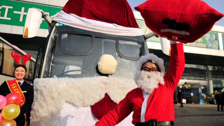 Μέσα μεταφοράς… ντύθηκαν γιορτινά!