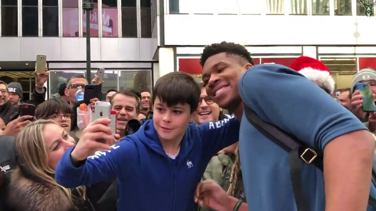 Αποθέωση και… μελομακάρονα για τον Γιάννη Αντετοκούνμπο!