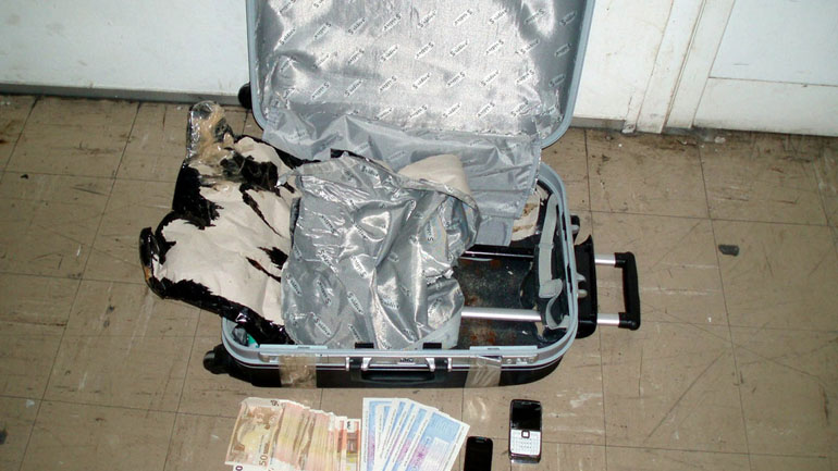 Έκρυβε στη βαλίτσα του 4,9 κιλά ηρωίνης