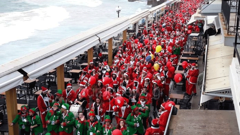 Χανιά: Με Άγιους Βασίληδες «πλημμύρισαν» οι δρόμοι της πόλης