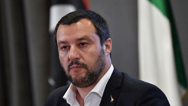 Σάλος με τη φωτογραφία του Σαλβίνι να τρώει πρωινό την ώρα που οι σεισμοπαθείς της Κατάνιας μετράνε πληγές