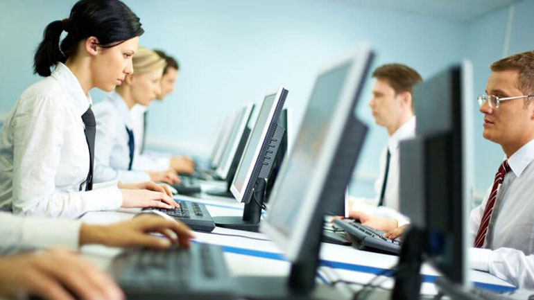 Αυξάνονται οι κατώτατοι μισθοί σε Ελλάδα και ευρωζώνη. Τι λένε τρεις οικονομολόγοι