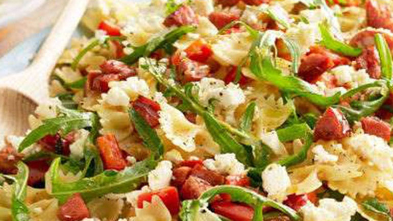 Χριστουγεννιάτικη σαλάτα ζυμαρικών με λουκάνικο και κόκκινη πιπεριά