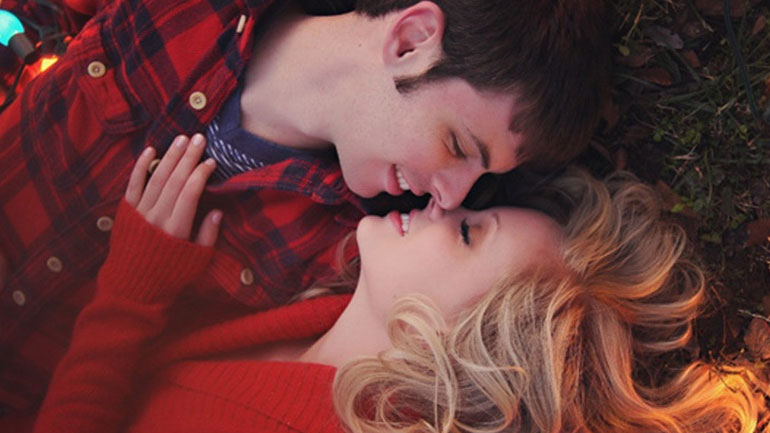 Τα πρώτα σας Χριστούγεννα με τον σύντροφό σας; Δείτε τι να περίμενετε