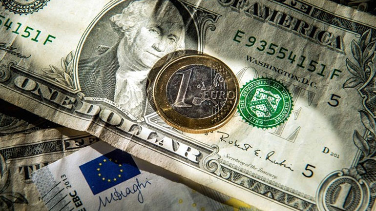 Κέρδη καταγράφει το ευρώ έναντι του δολαρίου