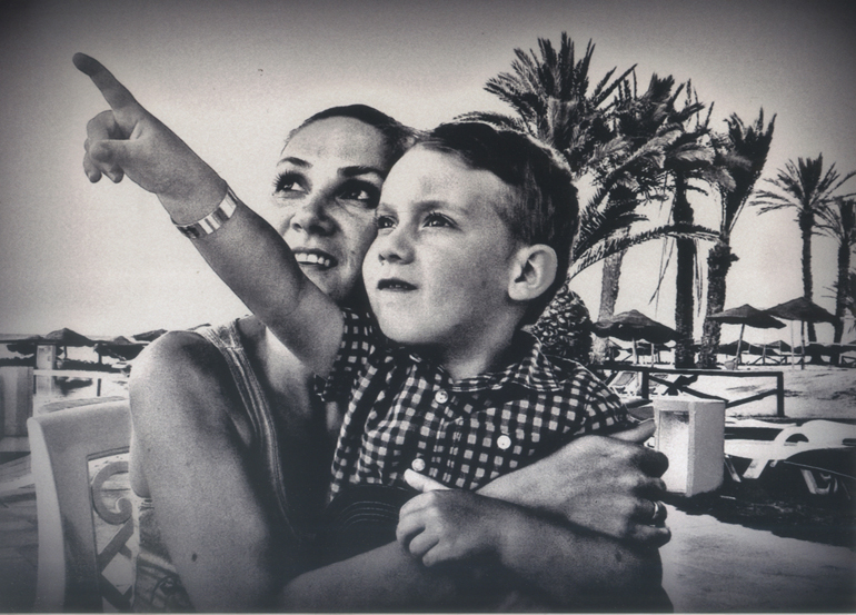 Η 37χρονη γυναίκα και ο 9χρονος γιος του Πολωνού, μεταξύ των 100 θυμάτων από τις πυρκαγιές. Πνίγηκαν στη θάλασσα, κι ενώ ο ίδιος τους είδε να επιβιβάζονται σε βάρκα