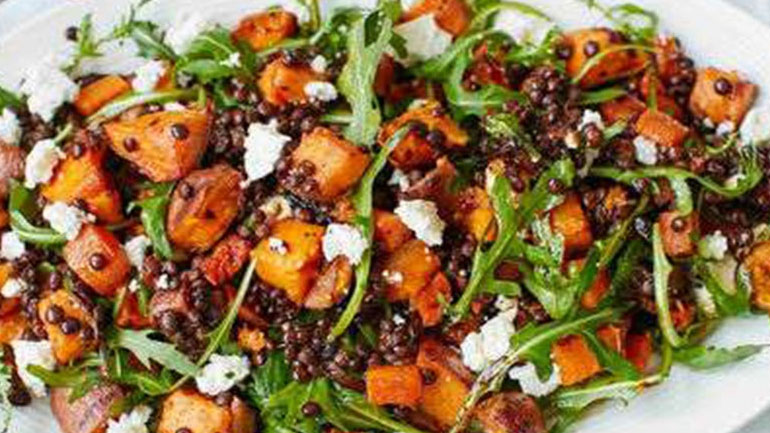 Χριστουγεννιάτικη σαλάτα με γλυκοπατάτες και καρύδια