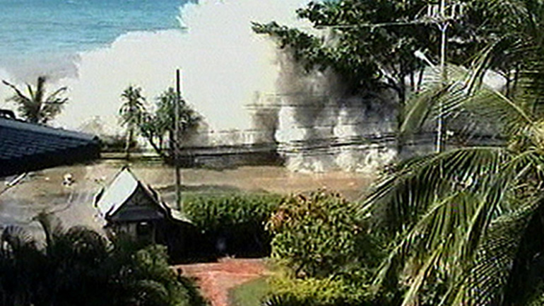 Κάνανε μπάνιο και ηλιοθεραπεία δίπλα στα πτώματα