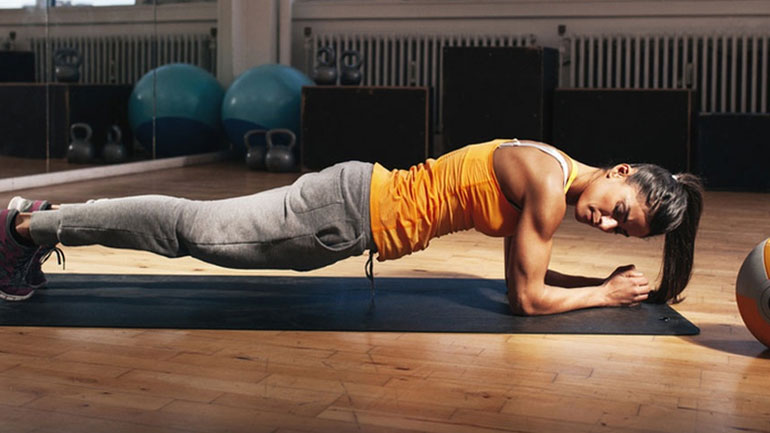 Πόση ώρα πρέπει να κάνεις τη δημοφιλή άσκηση – σανίδα;