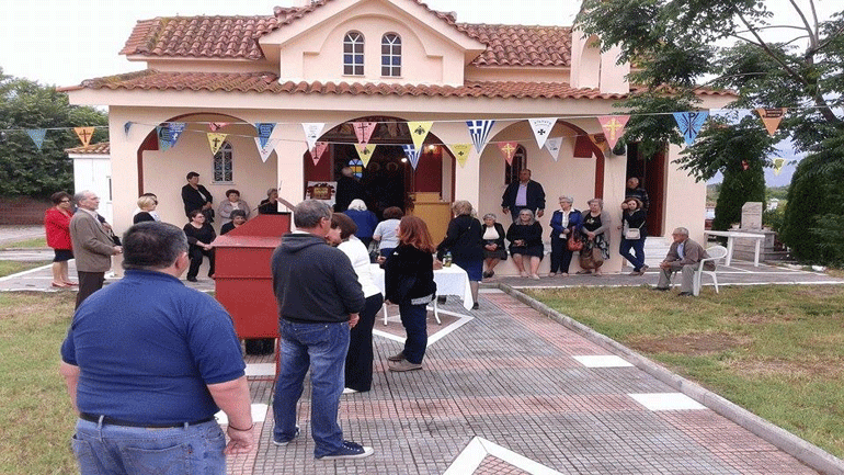 Λάρισα: Αυτοκίνητο τούμπαρε και κατέληξε σε αυλή εκκλησίας!