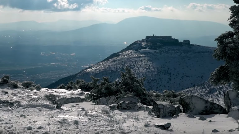 Μαγικές εικόνες από τη χιονισμένη Πάρνηθα