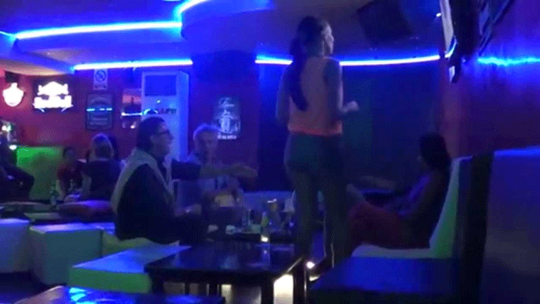 Λαμία: Ιδιοκτήτης μπαρ εξωθούσε νεαρή σερβιτόρα στην πορνεία