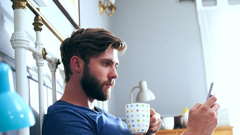 Για ποιους λόγους πρέπει να έχουμε τα κινητά μακριά από το κρεβάτι;